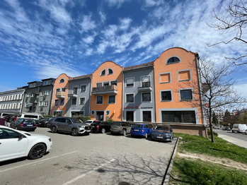 Pohled na dům - Pronájem bytu 3+1 v osobním vlastnictví 109 m², Kladno