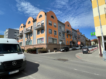 Pohled na dům - Pronájem bytu 3+1 v osobním vlastnictví 109 m², Kladno