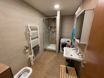 Koupelna s WC - Pronájem bytu 3+1 v osobním vlastnictví 109 m², Kladno