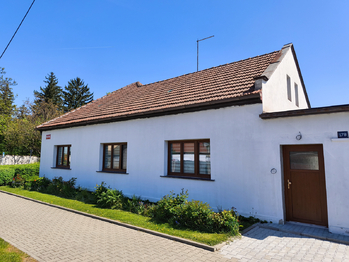 Pohled na dům z ulice.  - Pronájem bytu 3+kk v osobním vlastnictví 110 m², Líbeznice 