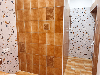 Koupelna s vanou, sprchovým koutem, umyvadlem se skříňkou a místem na pračku a sušičku.  - Pronájem bytu 3+kk v osobním vlastnictví 110 m², Líbeznice