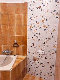 Koupelna s vanou, sprchovým koutem, umyvadlem se skříňkou a místem na pračku a sušičku.  - Pronájem bytu 3+kk v osobním vlastnictví 110 m², Líbeznice