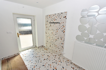 Vstupní chodba s možností úložných prostor.  - Pronájem bytu 3+kk v osobním vlastnictví 110 m², Líbeznice
