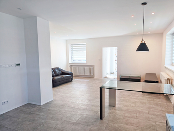 Obývací pokoj s jídelním a kuchyňským koutem.  - Pronájem bytu 3+kk v osobním vlastnictví 110 m², Líbeznice