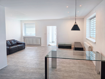 Obývací pokoj s jídelním a kuchyňským koutem.  - Pronájem bytu 3+kk v osobním vlastnictví 110 m², Líbeznice