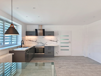 Obývací pokoj s jídelním a kuchyňským koutem.  - Pronájem kancelářských prostor 110 m², Líbeznice