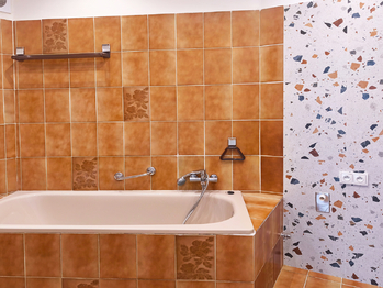 Koupelna s vanou, sprchovým koutem, umyvadlem se skříňkou a místem na pračku a sušičku.  - Pronájem kancelářských prostor 110 m², Líbeznice
