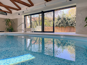 Pohled z bazénu - Prodej domu 369 m², Praha 4 - Kamýk