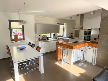 Jídelna s kuchyní - Prodej domu 369 m², Praha 4 - Kamýk