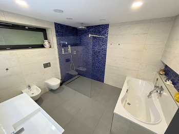 Koupelna  - Prodej domu 369 m², Praha 4 - Kamýk