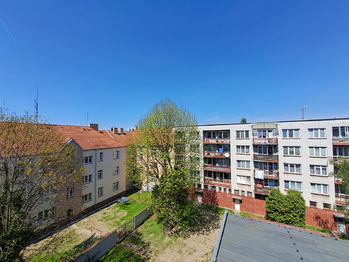 kuchyně a ložnice- výhled - Pronájem bytu 3+1 v osobním vlastnictví 69 m², České Budějovice