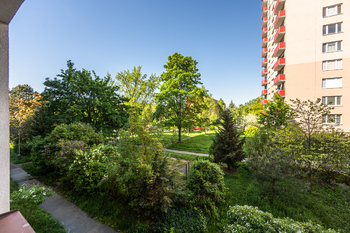výhled z okna - Pronájem bytu 2+1 v osobním vlastnictví 52 m², Praha 10 - Malešice