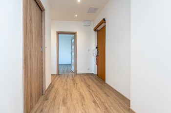 chodba - Pronájem bytu 2+1 v osobním vlastnictví 52 m², Praha 10 - Malešice