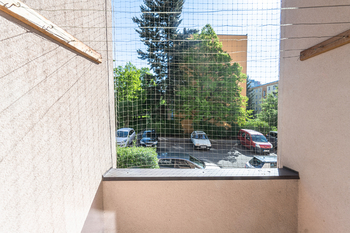 společný balkón - Pronájem bytu 2+1 v osobním vlastnictví 52 m², Praha 10 - Malešice