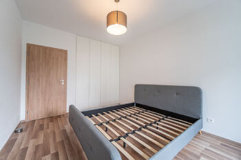 postel není součástí nájmu - Pronájem bytu 2+kk v osobním vlastnictví 50 m², Praha 10 - Uhříněves