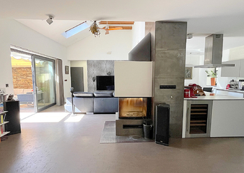 Obývací místnost se vstupem na terasu a zahradu - Prodej domu 369 m², Praha 4 - Kamýk