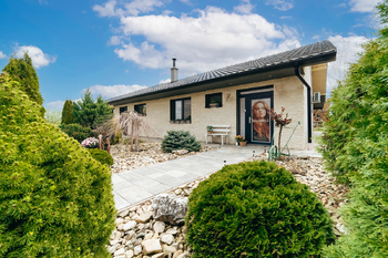 Prodej rodinného domu 5+kk se zimní zahradou, 206 m², plocha pozemku 940 m², Práče, okres Znojmo - Prodej domu 206 m², Práče