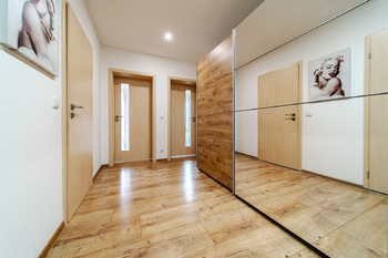 Prodej rodinného domu 5+kk se zimní zahradou, 206 m², plocha pozemku 940 m², Práče, okres Znojmo - Prodej domu 206 m², Práče
