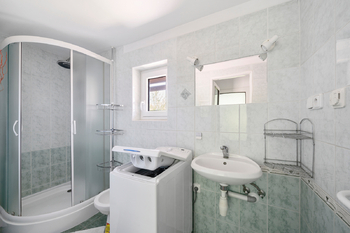 Hustířany - 1. NP. - koupelna - Prodej domu 192 m², Velichovky