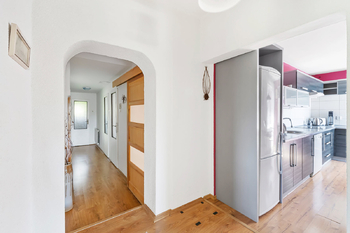 Hustířany - 1. NP. - chodba - Prodej domu 192 m², Velichovky