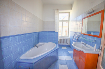 koupelna s WC - Prodej bytu 3+kk v osobním vlastnictví 78 m², České Budějovice