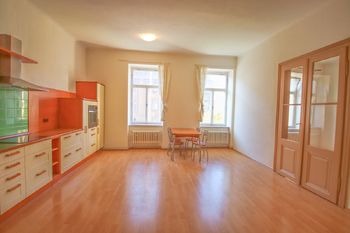 obývací pokoj s kuch. linkou - Prodej bytu 3+kk v osobním vlastnictví 78 m², České Budějovice