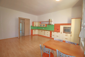 obývací pokoj s kuchyňskou linkou - Prodej bytu 3+kk v osobním vlastnictví 78 m², České Budějovice