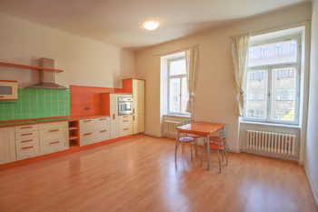 obývací pokoj s kuchyňskou linkou - Prodej bytu 3+kk v osobním vlastnictví 78 m², České Budějovice