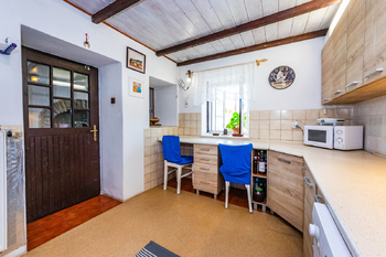 5. Kuchyně v přízemí - Prodej chaty / chalupy 210 m², Široký Důl