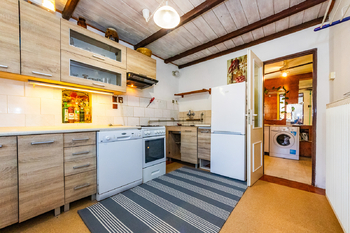 6. Kuchyně v přízemí, vpravo dveře do koupelny - Prodej chaty / chalupy 210 m², Široký Důl