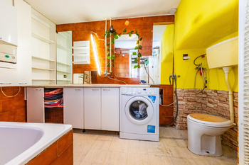 7. Koupelna s vanou v přízemí - Prodej chaty / chalupy 210 m², Široký Důl