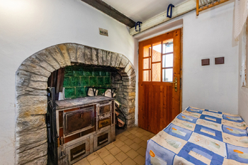 9. Kamna na dřevo v předsíni v přízemí - Prodej chaty / chalupy 210 m², Široký Důl