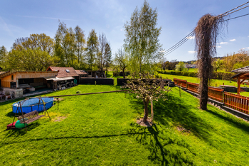 15. Pohled na zahradu z první ložnice v patře - Prodej chaty / chalupy 210 m², Široký Důl