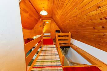 27. Pohled k první ložnici v patře druhé části domu - Prodej chaty / chalupy 210 m², Široký Důl