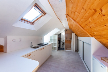 28. První ložnice se sprch. koutem, WC a kuch. koutem v patře druhé části domu - Prodej chaty / chalupy 210 m², Široký Důl
