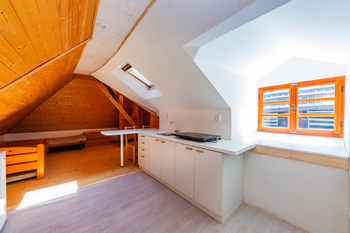 29. První ložnice se sprch. koutem, WC a kuch. koutem v patře druhé části domu - Prodej chaty / chalupy 210 m², Široký Důl