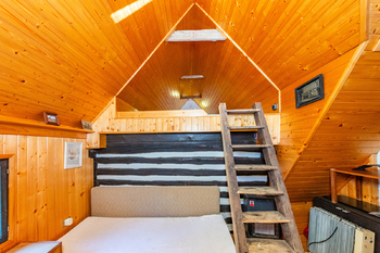 33. Druhá ložnice s podkrovním spaním v patře druhé části domu - Prodej chaty / chalupy 210 m², Široký Důl