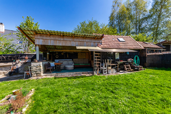 36. Zastřešená pergola, uzamykatelná dílna pro kutily, sklad nářadí na zahradě - Prodej chaty / chalupy 210 m², Široký Důl