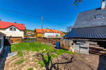 37. Vjezd na pozemek přímo ze silnice - Prodej chaty / chalupy 210 m², Široký Důl