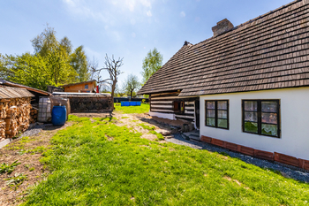 38. Pohled od vjezdu na pozemek k zahradě - Prodej chaty / chalupy 210 m², Široký Důl