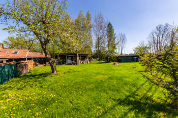 39. Pohled na jižní část zahrady ke druhému vjezdu na zahradu - Prodej chaty / chalupy 210 m², Široký Důl