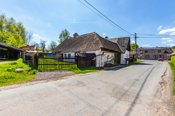 42. Pohled na chalupu z místní komunikace - Prodej chaty / chalupy 210 m², Široký Důl