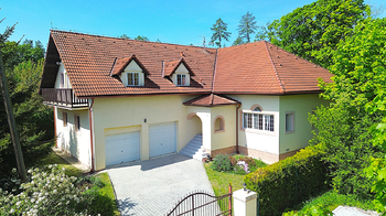 Pohled na RD - Prodej domu 387 m², Vonoklasy