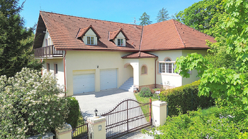 Pohled na RD - Prodej domu 387 m², Vonoklasy 