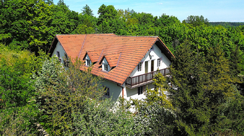 Pohled na RD - Prodej domu 387 m², Vonoklasy