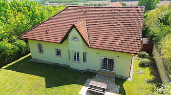 Pohled na RD - Prodej domu 387 m², Vonoklasy