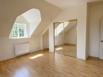 Pokoj ve 2NP - Prodej domu 387 m², Vonoklasy