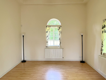 Obývací místnost - Prodej domu 387 m², Vonoklasy