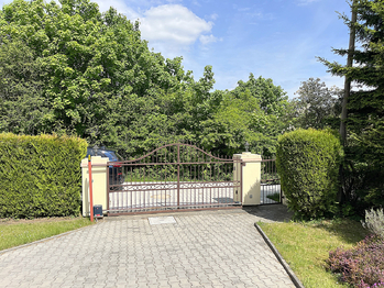 Vjezd k RD - Prodej domu 387 m², Vonoklasy