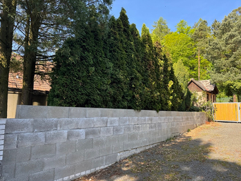 pevné oplocení - Prodej domu 180 m², Jevany